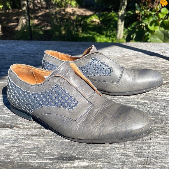 John Fluevog Shoes - John Fluevog Shoes Women's 9 Gray Leather Slip On Textured Gently Pre-Owned